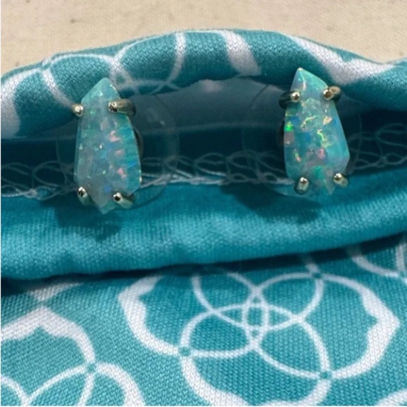 Kendra Scott Camelia Earring In Gold Aqua Kyocera Opal RARE NWOT - Picture 2 of 4